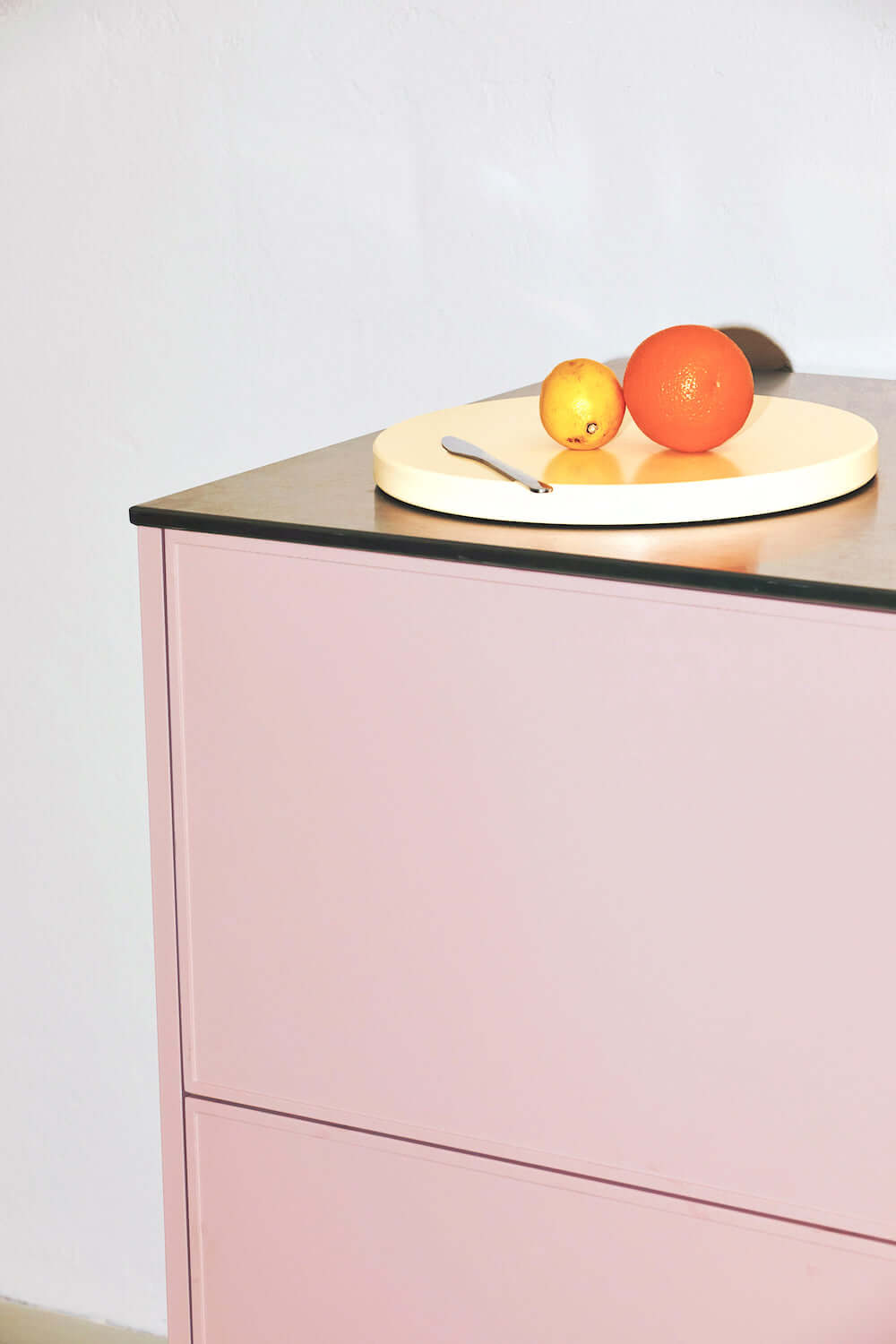 Roze keuken met rvs blad - Keukenfronten en keuken deurtjes voor IKEA keukens van GIBBON, perfect voor het vernieuwen van jouw IKEA keuken met stijlvolle frontjes in hout of kleur.